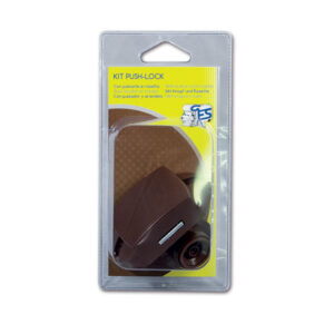 Dettaglio del pulsante marrone del Kit Push-Lock installato su un mobile da camper, mostrando la sua funzionalità.