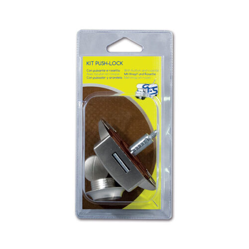PSH05NC_1 Dettaglio del Kit Push-Lock nichelato satinato installato su un'anta di mobile da camper.