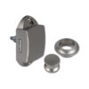 PSH05N_1 Kit Push-Lock nichelato montato su sportello di camper, vista ravvicinata sul pulsante