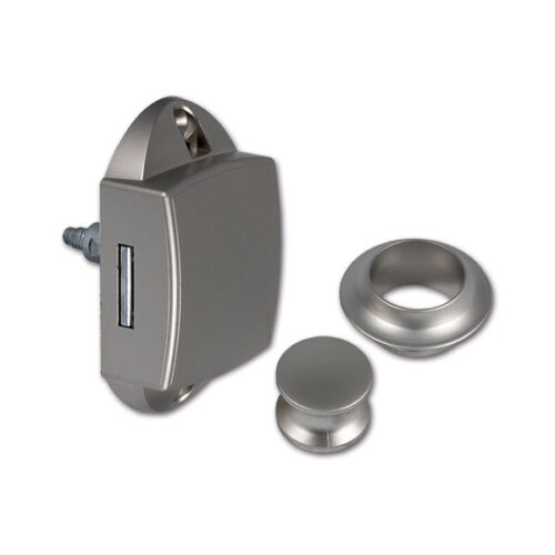 PSH05N_1 Kit Push-Lock nichelato montato su sportello di camper, vista ravvicinata sul pulsante