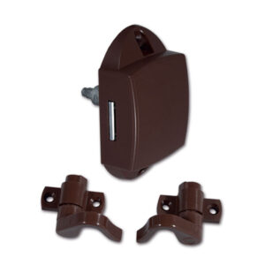 PSH11M_1-1 Dettaglio del Push-Lock unilaterale marrone con ganci installato su un pannello per armadietto del camper, mostrando il meccanismo di chiusura.