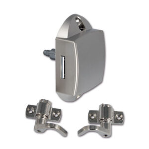 Dettaglio del Push-Lock unilaterale satinato con ganci installato su un mobile da camper