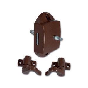 Dettaglio del Push-Lock bilaterale marrone con ganci installato su un'anta di mobile in camper.