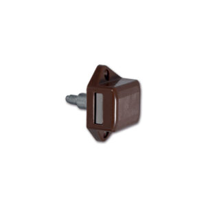 Mini Push-lock marrone installato su un'anta di mobile in un camper, visione ravvicinata del pulsante.