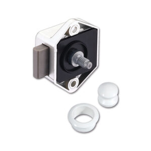 Primo piano del sistema di chiusura Push-lock installato su un'anta, evidenziando la sua discrezione e funzionalità nel camper.