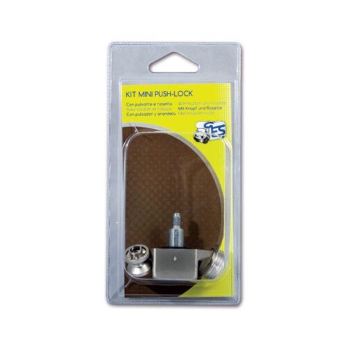 PSH55NC_1-1 Dettaglio del Kit mini Push-lock nichelato installato su un'anta di camper.