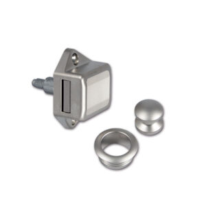 Primo piano del meccanismo di chiusura del Kit mini Push-lock in finitura nichelata.
