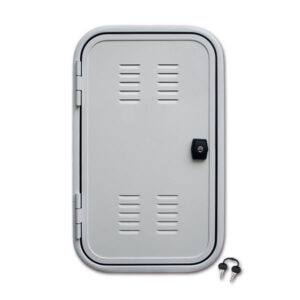 PTL210_1-1 Portellone per vano gas chiuso su camper, con serratura visibile e finitura liscia.