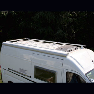 Dettaglio del sistema di fissaggio del Roof Rail Ducato FIAMMA S.P.A. al tetto del veicolo.