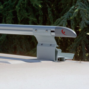 Illustrazione del Roof Rail Ducato con pannelli solari montati, mostrando la versatilità del sistema.