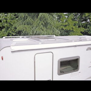 Roof Rail FIAMMA S.P.A. installato su camper per trasporto attrezzatura da campeggio.