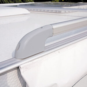 Dettaglio del Roof Rail in alluminio anodizzato, mostrando la robustezza della struttura.