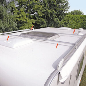Dettaglio del Fixing-Bar Rail FIAMMA S.P.A. installato sul tetto di un camper, mostrando la robustezza del sistema di portaggio.