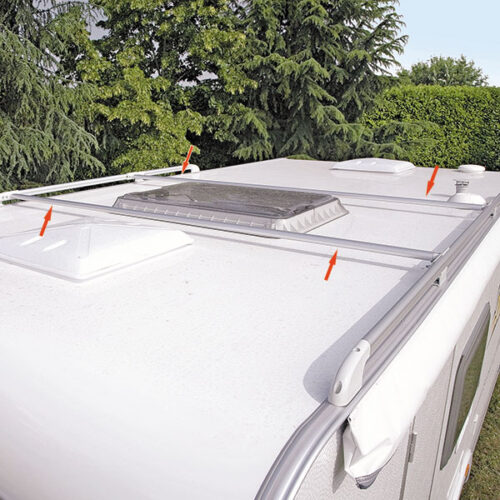Dettaglio del Fixing-Bar Rail FIAMMA S.P.A. installato sul tetto di un camper, mostrando la robustezza del sistema di portaggio.