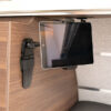 PTT101_4-1 Supporto per telefono e tablet utilizzato per visualizzare una mappa su un tablet all'interno di un veicolo ricreazionale.
