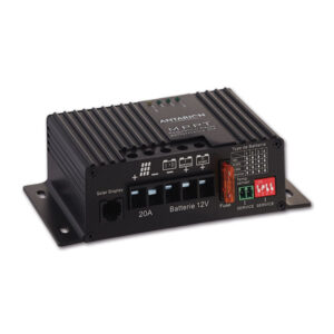 Regolatore di carica MPPT per impianti litio 320 W montato, con cavi collegati e display visibile