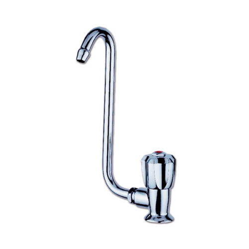 RUB2125A_1-1 Rubinetto singolo destro Chrome canna abbattibile installato su lavello camper, design ergonomico e finitura cromata.