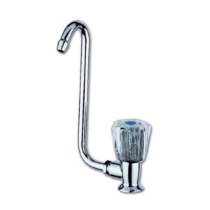 RUB2125_1-1 Rubinetto singolo destro Cristal con canna abbattibile installato su un lavello da camper.