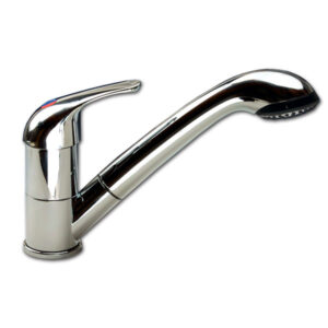 RUB4120_1-1 Miscelatore Kama per foro Ø 36 mm installato su un lavello da camper, con rubinetto cromato. Dettaglio del design funzionale del marchio Kama.