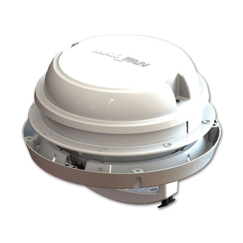 MAXXFAN Dome bianco installato sul tetto di un camper, vista esterna