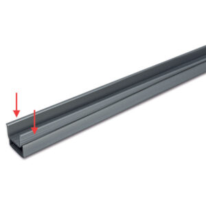 SND112_3-1 Componente della guida inferiore curva Giano Plus installato in un sistema di porte per camper, evidenziando la sua funzione.