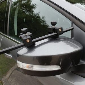 Immagine frontale di un camper con il Kit specchi Grand Aero convessi installato, evidenziando il design aerodinamico e la stabilità.