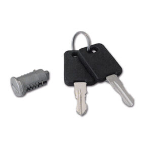 SRT1038KC_2-1 Immagine ravvicinata del cilindro di ricambio e delle due chiavi del kit, per serrature esterne di camper e caravan.