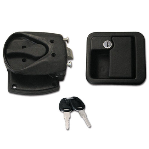 Dettaglio della Serratura 1059 completa nera montata su una porta di camper, evidenziando il meccanismo di chiusura.