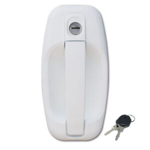 Serratura esterna 1115 bianca con chiavi installata su porta di camper, vista frontale per sicurezza veicolo ricreazionale.