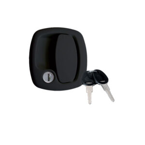 SRT1300NPE_1-1 Dettaglio della maniglia esterna 1200 nera con cilindro e chiavi New System montata su un portellone di camper.
