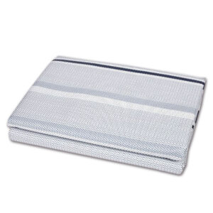 Stuoia PVC/PET blu/bianco 250x500 estesa sotto un tendalino di camper, mostrando la sua ampia copertura e il design bicolore.
