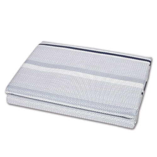 STM255B_1-1 Stuoia PVC/PET blu/bianco 250x500 estesa sotto un tendalino di camper, mostrando la sua ampia copertura e il design bicolore.