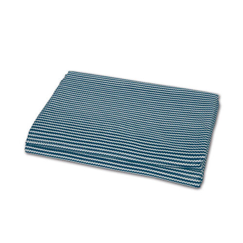 Stuoia PVC/PET blu/grigio 250 x 500 distesa su erba sotto tendalino camper, mostrando i colori e la trama del materiale.