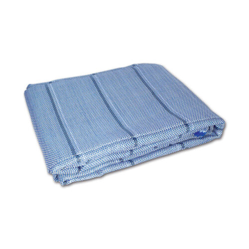 STM3013_1-1 Stuoia blu chiaro 300 gr 250x300 cm distesa su prato verde, ideale per camper e caravan.