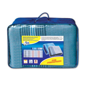 Dettaglio della trama della stuoia blu chiaro, che evidenzia la robustezza del materiale per uso outdoor.