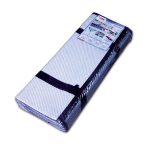 STM402_1-1 Stuoia Patio-Mat 340x250 cm FIAMMA aperta sotto un tendalino di camper, mostrando la trama resistente e gli occhielli per il fissaggio.