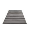 Stuoia KEEP CAMP polipropilene 250x300 cm srotolata su erba, ideale per camper e caravan