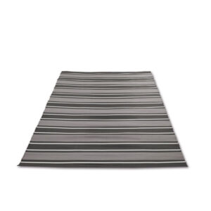Stuoia KEEP CAMP polipropilene 250x300 cm srotolata su erba, ideale per camper e caravan