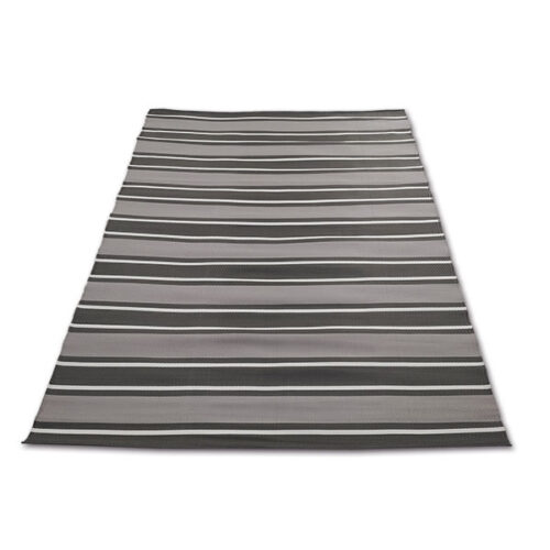 STM645_1-1 Stuoia KEEP CAMP in polipropilene 250 x 450 cm distesa su prato verde sotto un tendalino di camper