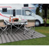 Stuoia KEEP CAMP arrotolata e pronta per il trasporto, con dimensioni compatte per il camper.