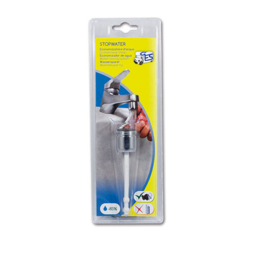STP085_1-1 Dettaglio del Risparmiatore acqua Stopwater installato su un rubinetto di camper, mostrando la sua integrazione.