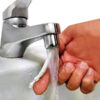 STP085_3-1 Un campeggiatore che utilizza il Risparmiatore acqua Stopwater per lavare i piatti, dimostrando il risparmio idrico in azione.