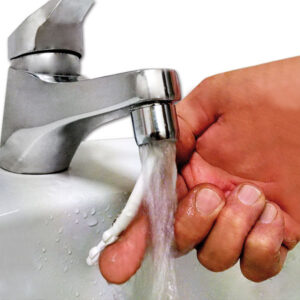 STP085_3-1 Un campeggiatore che utilizza il Risparmiatore acqua Stopwater per lavare i piatti, dimostrando il risparmio idrico in azione.
