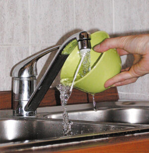 STP085_4-1 Schema tecnico del Risparmiatore acqua Stopwater, illustrando il meccanismo interno per la riduzione del flusso d'acqua.