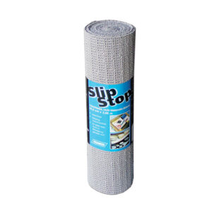 Rotolo di tessuto antiscivolo grigio tagliato su misura per un cassetto del camper, con utensili da cucina stabili.