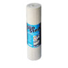 Tessuto antiscivolo crema posizionato su ripiano di un camper, mostrando la sua texture a rete.