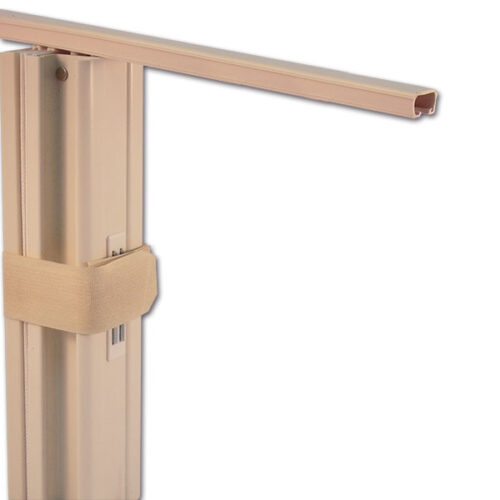 Separatore tessuto panna installato nella dinette di un camper, per creare una divisione elegante e funzionale degli spazi.
