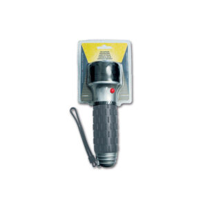 Torcia da campeggio da 21 cm in mano, illuminando un sentiero buio in un bosco notturno, con il fascio di luce ben visibile.