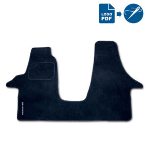 TPC701P_1-1 Tappetino cabina VW T5/T6 personalizzato, dettaglio del logo e della trama antiscivolo, posizionato su sfondo neutro.