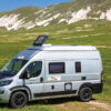TPR103_5-1 Interno del camper Fiat Ducato con il tetto a soffietto Sky Up che crea un ambiente più arioso